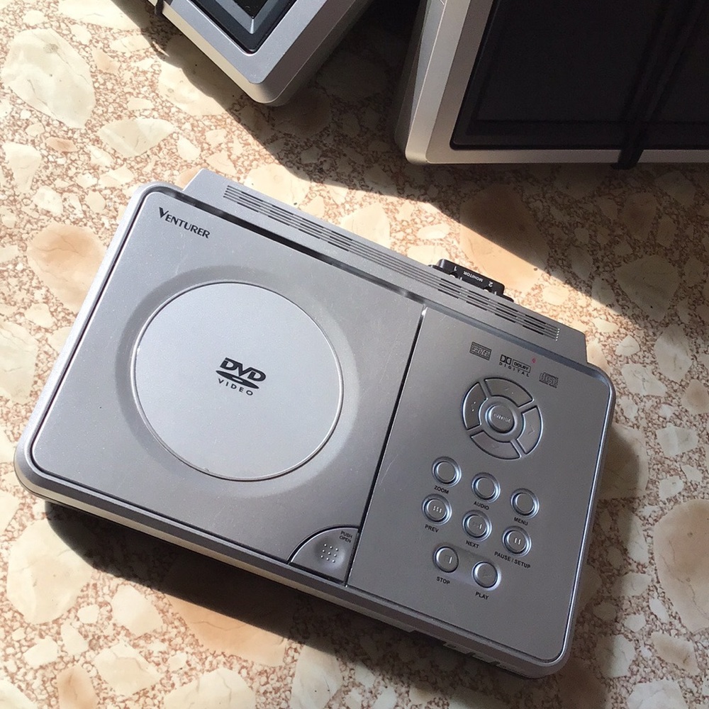 Venturer dual screen DVD